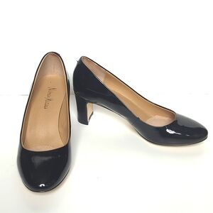 Neiman Marcus Black Patent Leather Round Toe Pumps Size 6M
